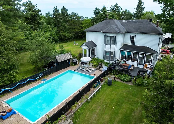 Rideau Lakes Country Home