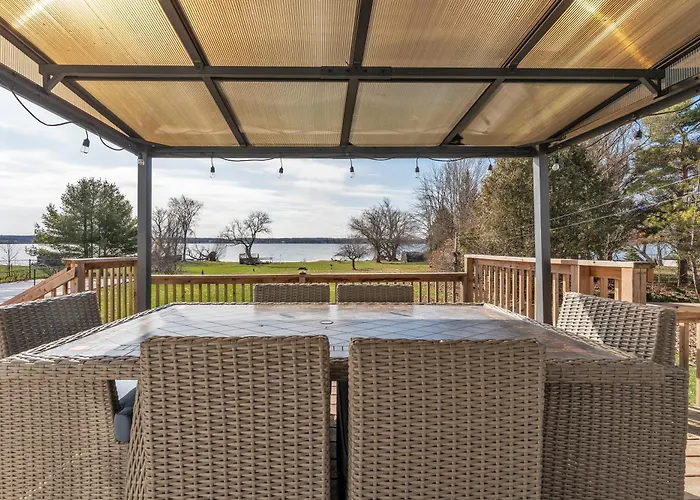 Private Hay Bay Waterfront Napanee With Pool And Dock