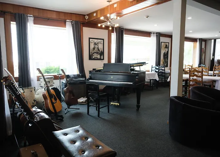 Hotel Wolfe Island